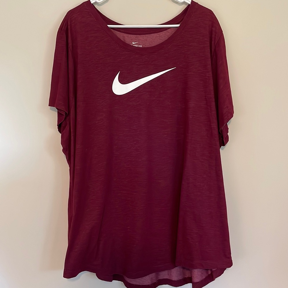 Women’s Plus Size Nike T-Shirt. Size 3X. Burgundy/Red.